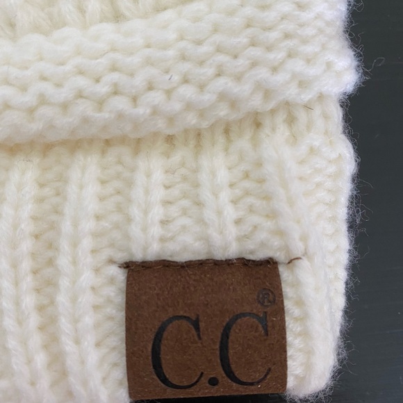 Womens C.C cream colored toboggan - Picture 3 of 7